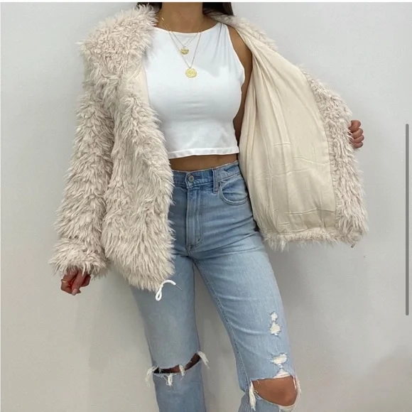 NWT Dress Forum Women’s Oversized Faux Fur Fluffy Hooded Jacket in Cream - Picture 3 of 6